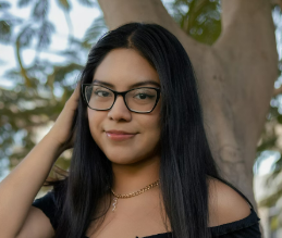 a girl with white hair and glasses